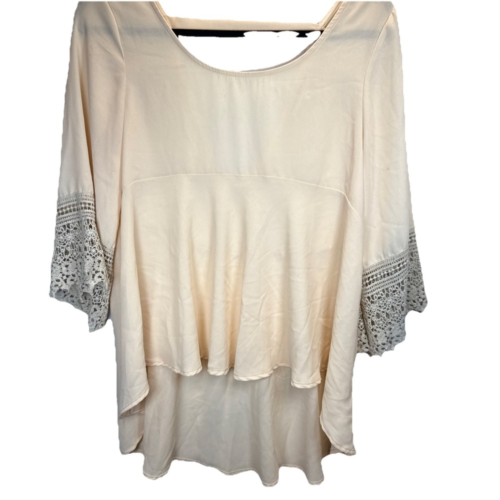 Altar'd State Womwns Blouse Cream Lace Bell Sleeves High Low Hem Size Small‎